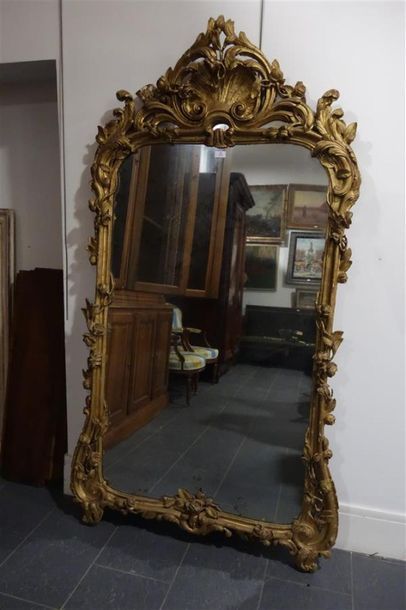 null Grand miroir en bois sculpté et ajouré, doré à encadrement de baguettes ornées...