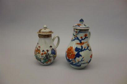 Chine, deux verseuses en porcelaine polychrome...