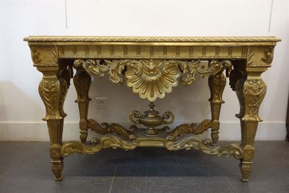 null Table de milieu dans le style Louis XIV en bois sculpté et ajouré, orné de feuillages...