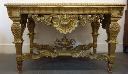 null Table de milieu dans le style Louis XIV en bois sculpté et ajouré, orné de feuillages...