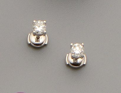 null Paire de clous d'oreilles en or gris 18K (750/oo) agrémentés chacun d'un diamant...
