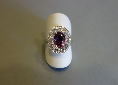 null Bague Pompadour en or gris 18K (750/oo) centrée d'un saphir violet ovale pesant...