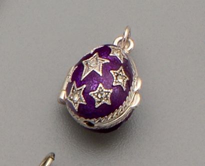 null Pendentif « oeuf » ouvrant en métal à décor violet à décor d'étoiles et serti...