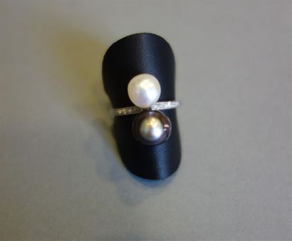 null Bague « Toi et Moi » en platine (850/oo) ornée de deux perles fines boutons,...