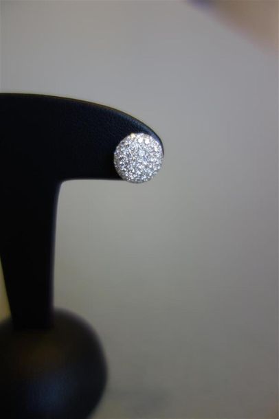 null Paire de boutons d'oreilles ronds en or gris 18K (750/oo) pavés de diamants...