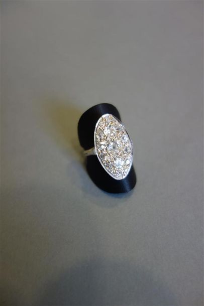 null Bague en or gris 18K (750/oo), le plateau ovale pavé de diamants taille ancienne,...