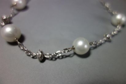 null Sautoir composé de maillons ovales en or gris 18K (750/oo) alternés de 12 perles...