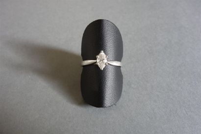 null Bague solitaire en or gris 18K (750/oo) sertie d'un diamant taille navette calibrant...