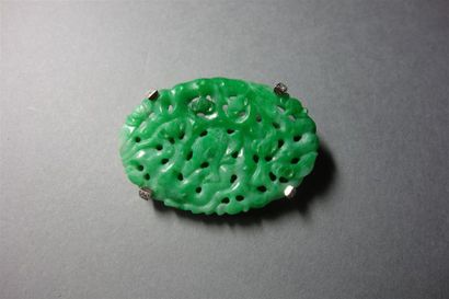 null Broche ornée d'une plaque de jade ovale ajouré et sculpté, la monture en platine...
