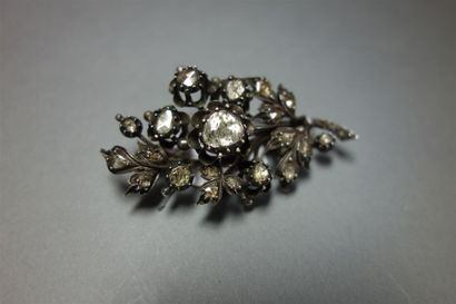 null Broche feuille en argent (800/oo) et or 18K (750/oo) sertie de diamants taillés...