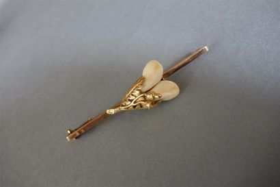 null Broche barrette en or jaune 18K (750/oo) orné d'un croc de cerf sertie dans...