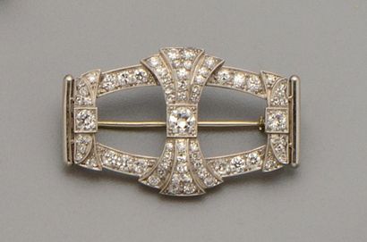 null Broche plaque en platine (850/oo) de forme géométrique sertie de diamants demi...
