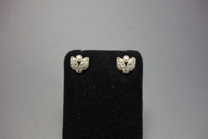 null Paire de clous d'oreilles en platine (850/oo) à décor géométrique serti de diamants...