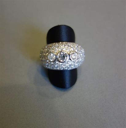 null Bague Jonc bombée en or gris 18K (750/oo) centrée de trois diamants taille brillant...