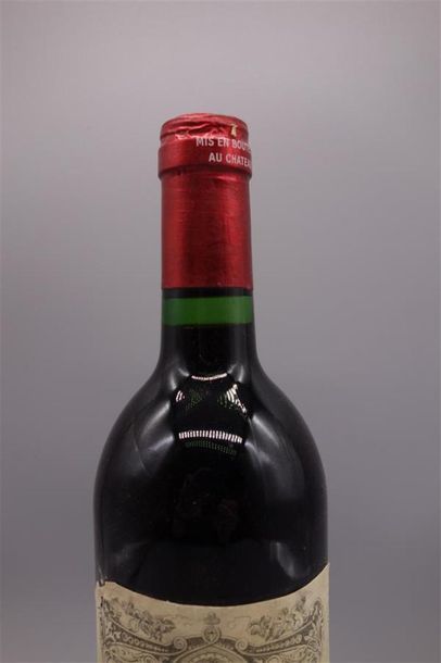 null 1 B PETRUS (e.a; quelques marques capsule avec 1 accroc bas de jupe) Pomerol...