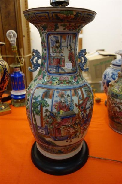 null Important vase en porcelaine de Chine à décor de scènes de palais dans des cartouches,...