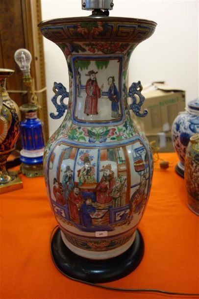 null Important vase en porcelaine de Chine à décor de scènes de palais dans des cartouches,...