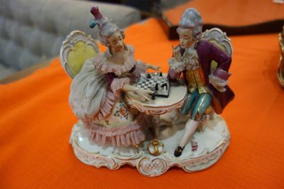 null Groupe en porcelaine de Saxe représentant un couple XVIIIe jouant aux échecs....
