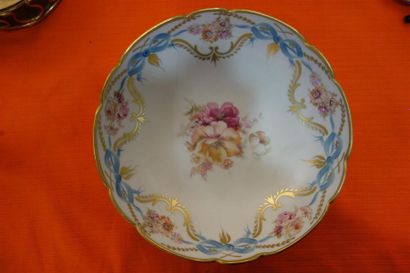 null Centre de table sur pied en porcelaine d'Ars, Limoges, à décor de guirlandes...