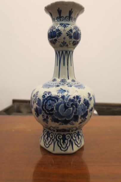 Vase en faience de Delft à décor blanc bleu...