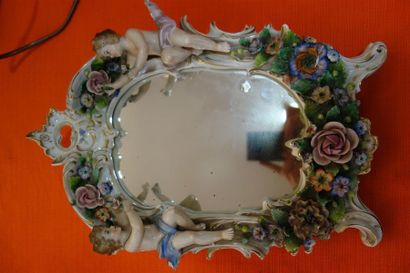 null Miroir de table en porcelaine à décor de putti et de fleurs en faïence. 
