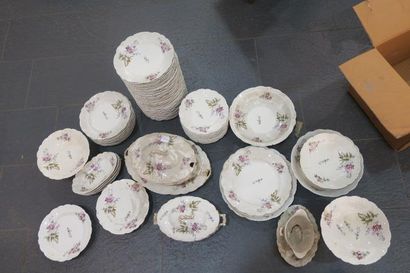 null Partie de service en porcelaine à décor fleuri comprenant 34 assiettes plates,...
