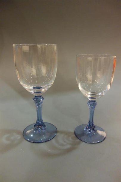 null Service en verre pied bleu comprenant 12 verres à eau et 10 verres à vin.
