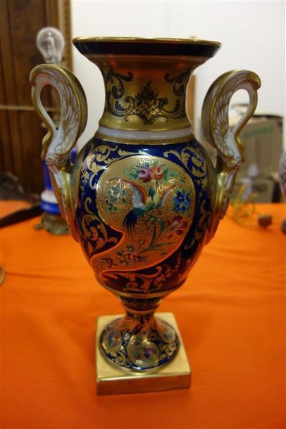 null Important vase en porcelaine à décor de fleurs, d'oiseaux branchés, dorure,...