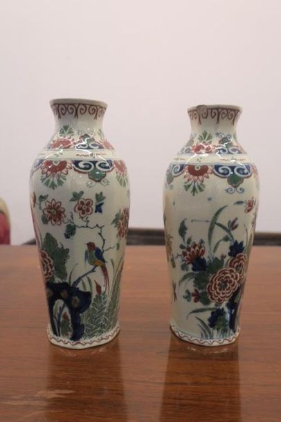 Deux petits vases en faience de Delft à décor...
