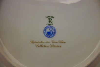 null 12 assiettes en porcelaine de Limoges décor Vieux Chine. 
