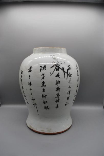 null Potiche en porcelaine, à décor de jeunes femmes et calligraphies. 
Chine, vers...