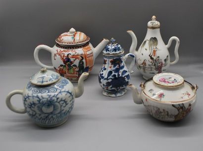 null Ensembles de cinq théières en porcelaine, à décor divers, dont Imari chinois,...