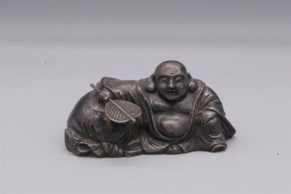 null Petit okimono en bronze, pouvant former poids de calligraphe ou peintre, représentant...