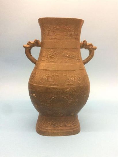 null Vase HU en bronze à patine brune à décor de motifs archaïsant, prises en forme...