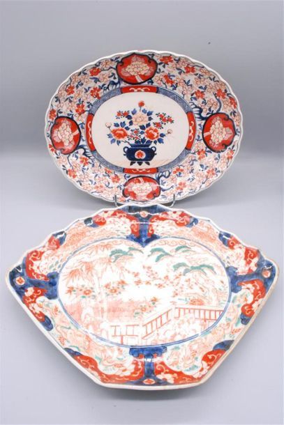 null Deux plats en porcelaine d'Imari à décor d'une terrasse arborée et d'une jardinière...
