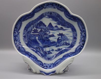 null Ensemble de porcelaine bleu blanc composé de trois raviers, un bol à décor de...