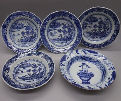 null Ensemble de porcelaine bleu blanc composé de trois raviers, un bol à décor de...