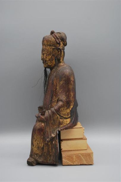 null Statuette en bois doré, représentant un dignitaire du Tao. 
Chine, XVIIIe siècle
H....