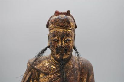 null Statuette en bois doré, représentant un dignitaire du Tao. 
Chine, XVIIIe siècle
H....