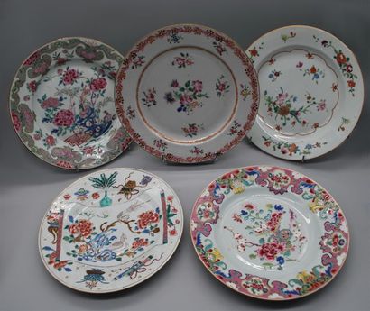 null Ensemble de cinq assiettes en porcelaine et émaux de la famille rose, à décor...