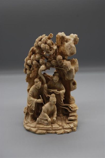 null Groupe en ivoire représentant trois jeunes femmes auprès d'un pin et d'un rocher.
Chine,...