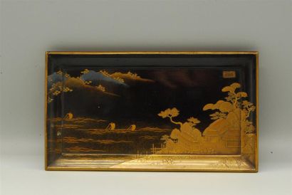 null PLATEAU en laque ro-iro à décor en takamaki-e de laque or représentant un paysage...