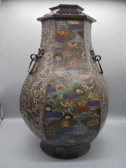 null Vase Hu hexagonal en émaux cloisonnés sur cuivre, à décor de fleurs parmi des...
