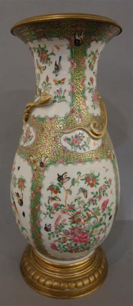 null Vase balustre en porcelaine de Canton, à décor en émaux de la famille rose,...
