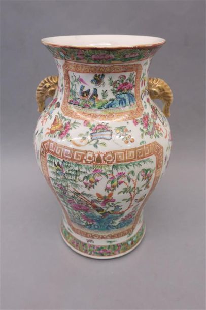 null Vase balustre en porcelaine de Canton, à décor en émaux famille rose d'oiseaux,...