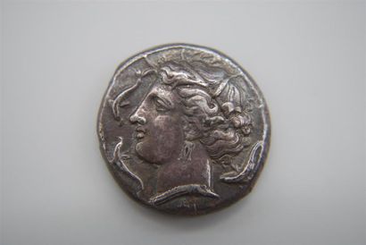 null SICILE-SYRACUSE
TETRADRACHME EN ARGENT A/ Quadrige à G R/Tête de PERSEPHONE...