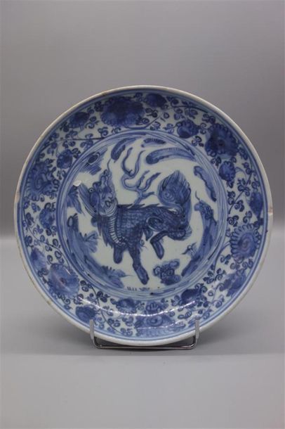 null Assiette en porcelaine bleu blanc, à décor d'un Qilin. 
Chine, période Wanli.
D....