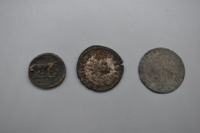 null Lot de 3 monnaies dont 1 semi au portrait d'Auguste ref RPC.509 TB / un Antoninien...