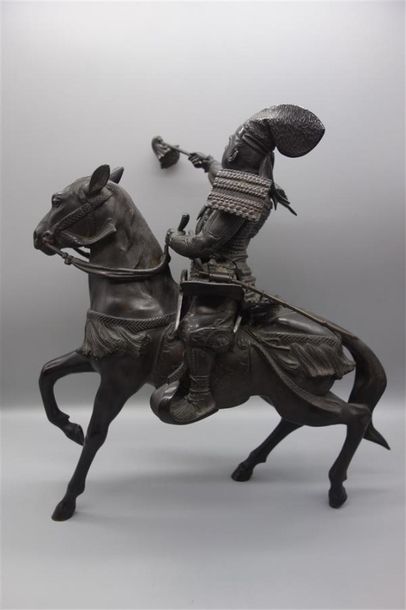 null Okimono en bronze de patine brune, représentant un daimyô à cheval, brandissant...