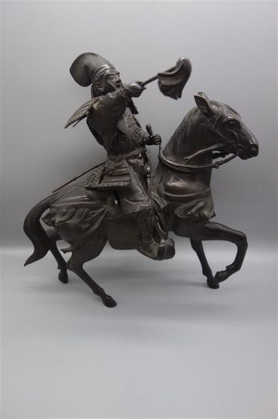 null Okimono en bronze de patine brune, représentant un daimyô à cheval, brandissant...